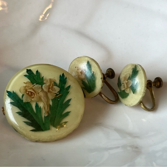 Vintage 40s-50s Dried Flower Lucite Pin And Earrings Set - Picture 2 of 6